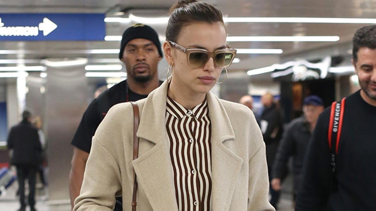 Irina Shayk con abrigo y camisa de rayas de Mango