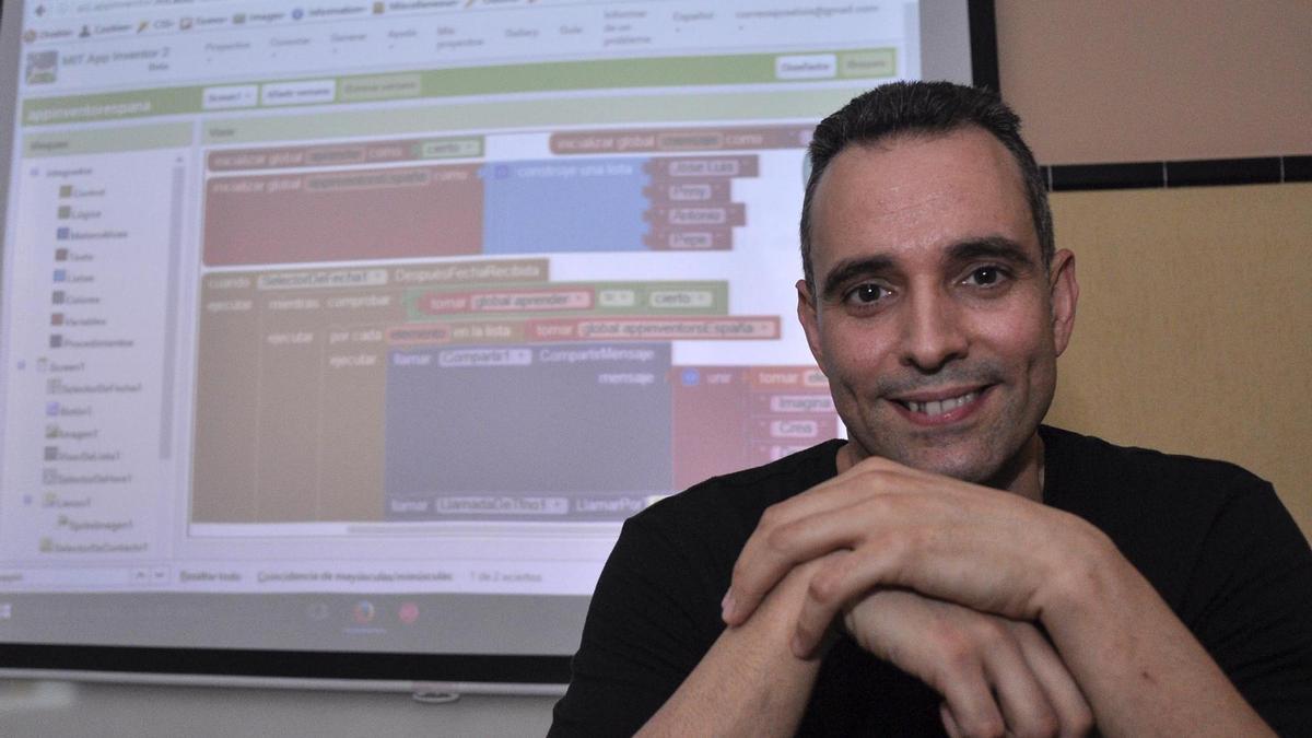 José Luis Núñez Montes, profesor del IES Isbilya, en su aula con el tutorial de App Inventor en la pantalla / Manuel Gómez