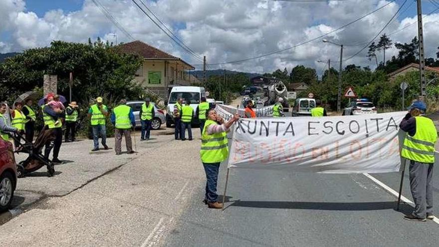 Los vecinos plantean cortes de tráfico diarios si no reciben respuesta firme a sus demandas. // D.P.