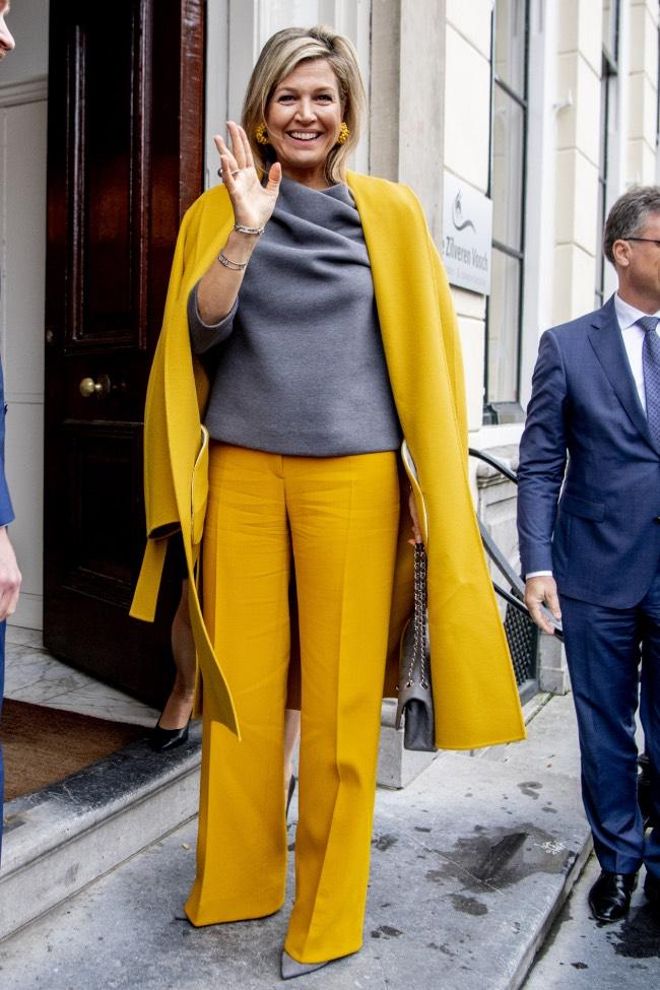 Con traje amarillo