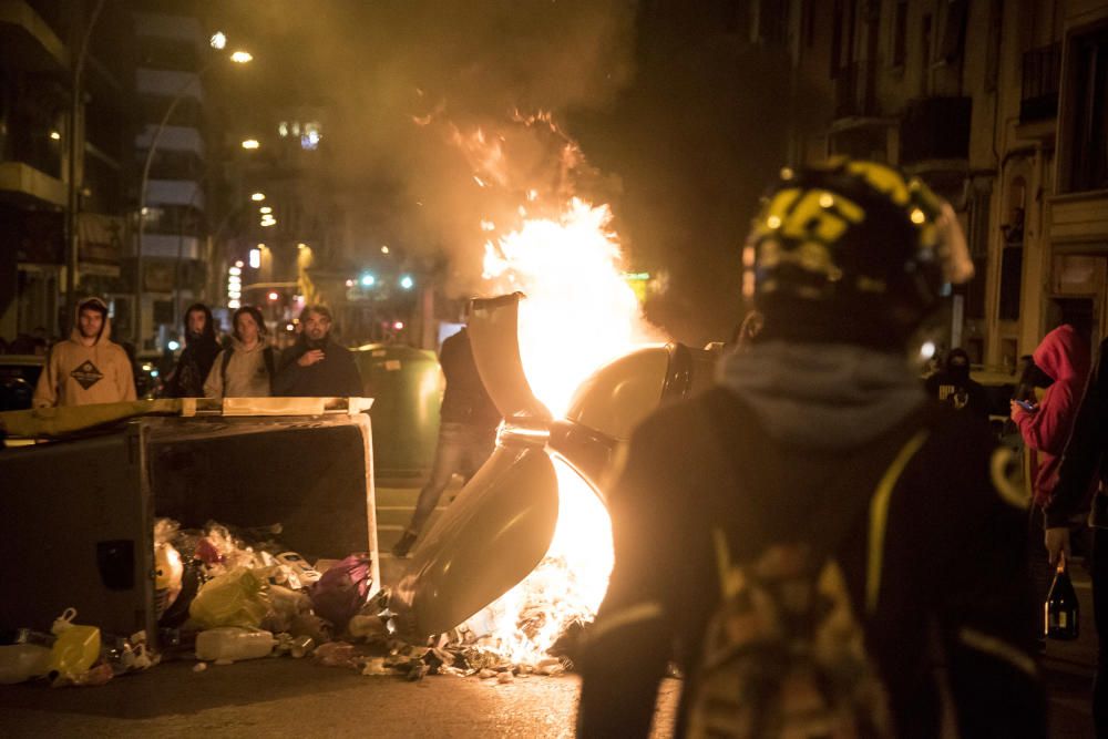 Càrregues i contenidors cremats al centre de Manresa al final de la protesta a la caserna