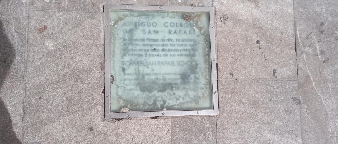 La placa informativa, en la actualidad.