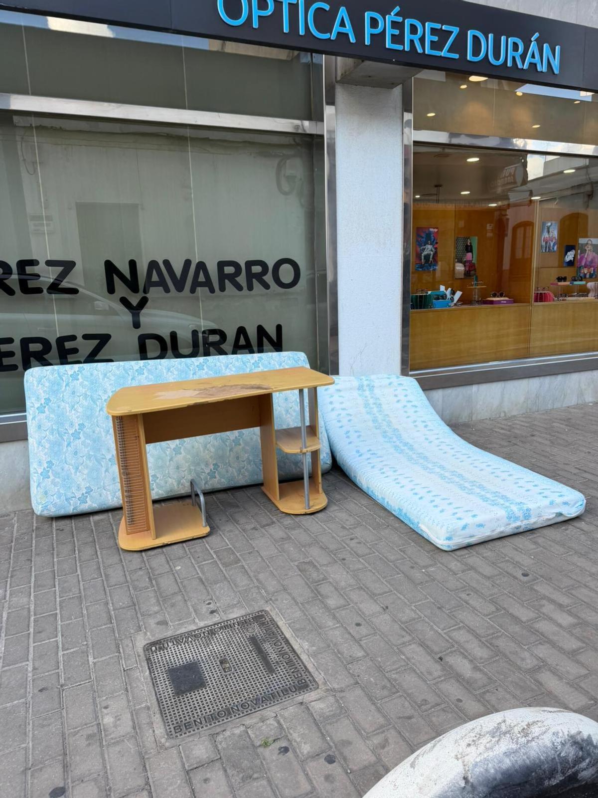 Enseres tirados en calles de Arrecife