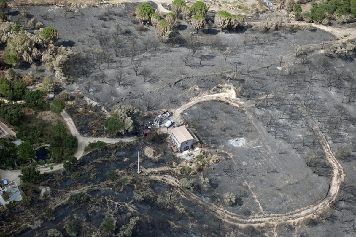 Una masia aïllada envoltada de les empremtes del foc a Capmany