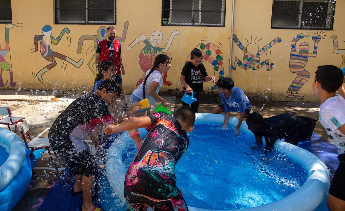 Niños y niñas disfrutando de las vacaciones.