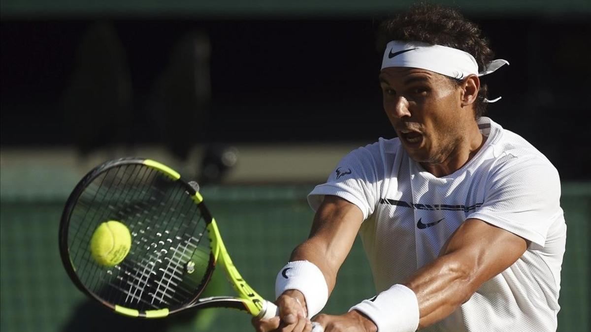 Nadal golpea un revés, ayer ante Young.