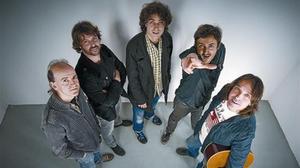 Lax’n’Busto actua davant un reduït grup de públic convocat per EL PERIÓDICO.