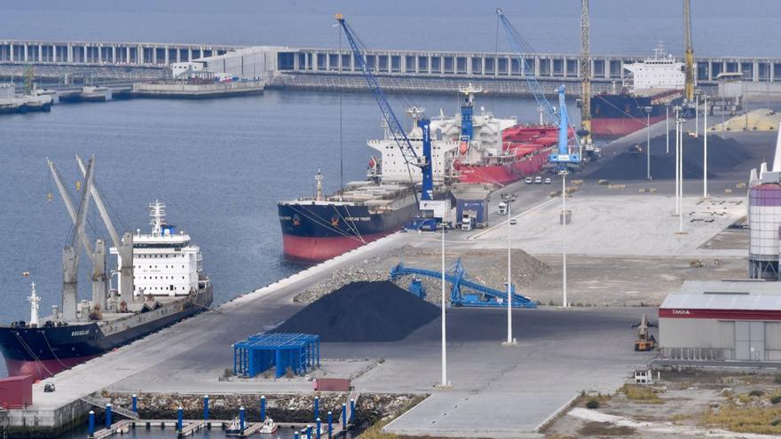 Buques mercantes en el muelle principal del puerto exterior coruñés. |   // LA OPINIÓN