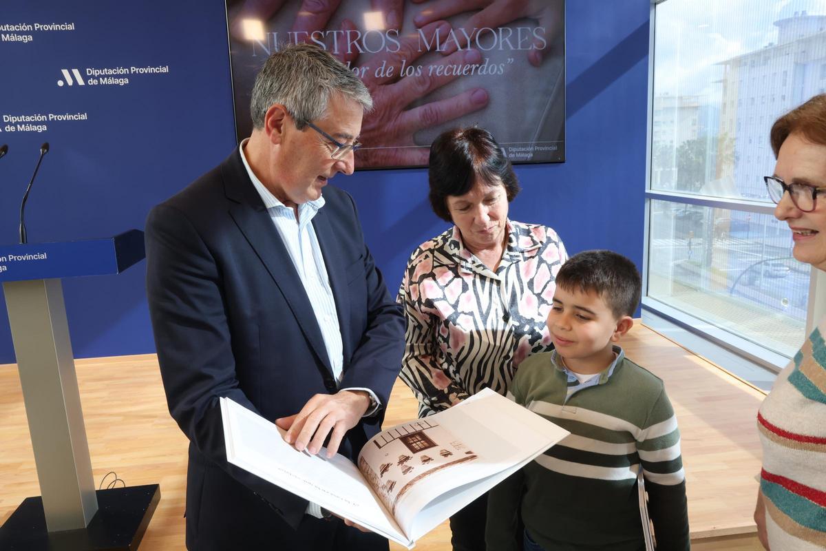 Francisco Salado, presidente de la Diputación, junto a los mayores participantes en este proyecto.