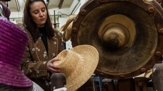 Sandra Mira, con algunas creaciones.