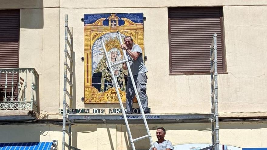 Dolores del Puente retira un mosaico de la Virgen por obras en la fachada donde se situaba