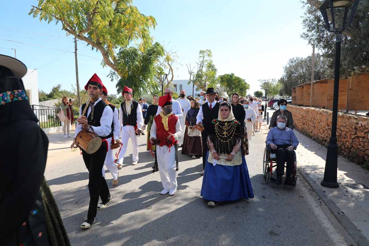 Misa, procesión y 'ball pagès' en el Pilar de la Mola