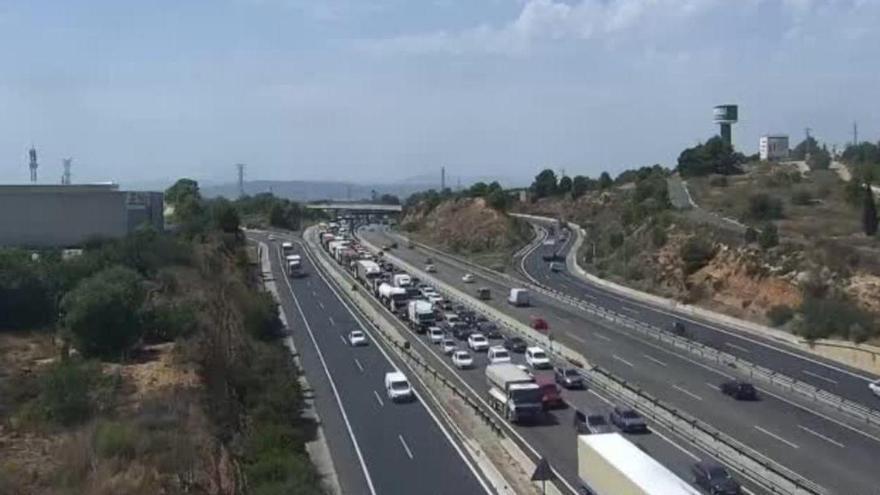 Un accidente en la A-7 a la altura de Benifaió colapsa los tres carriles y provoca importantes atascos en sentido Alicante