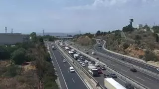 Colapso en la A-7: Un camión volcado obliga a cortar la autovía en plena operación salida del 15 de agosto