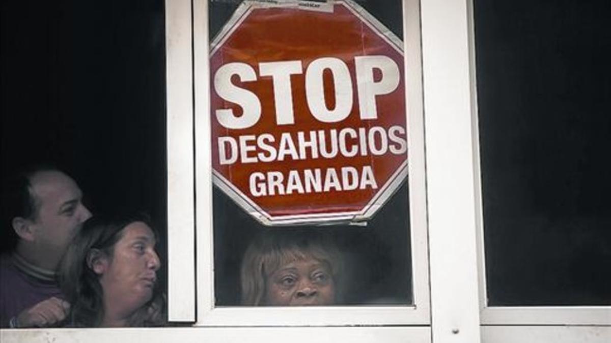 Bernardina Bindang (centro) protesta contra su desahucio, el pasado día 18.