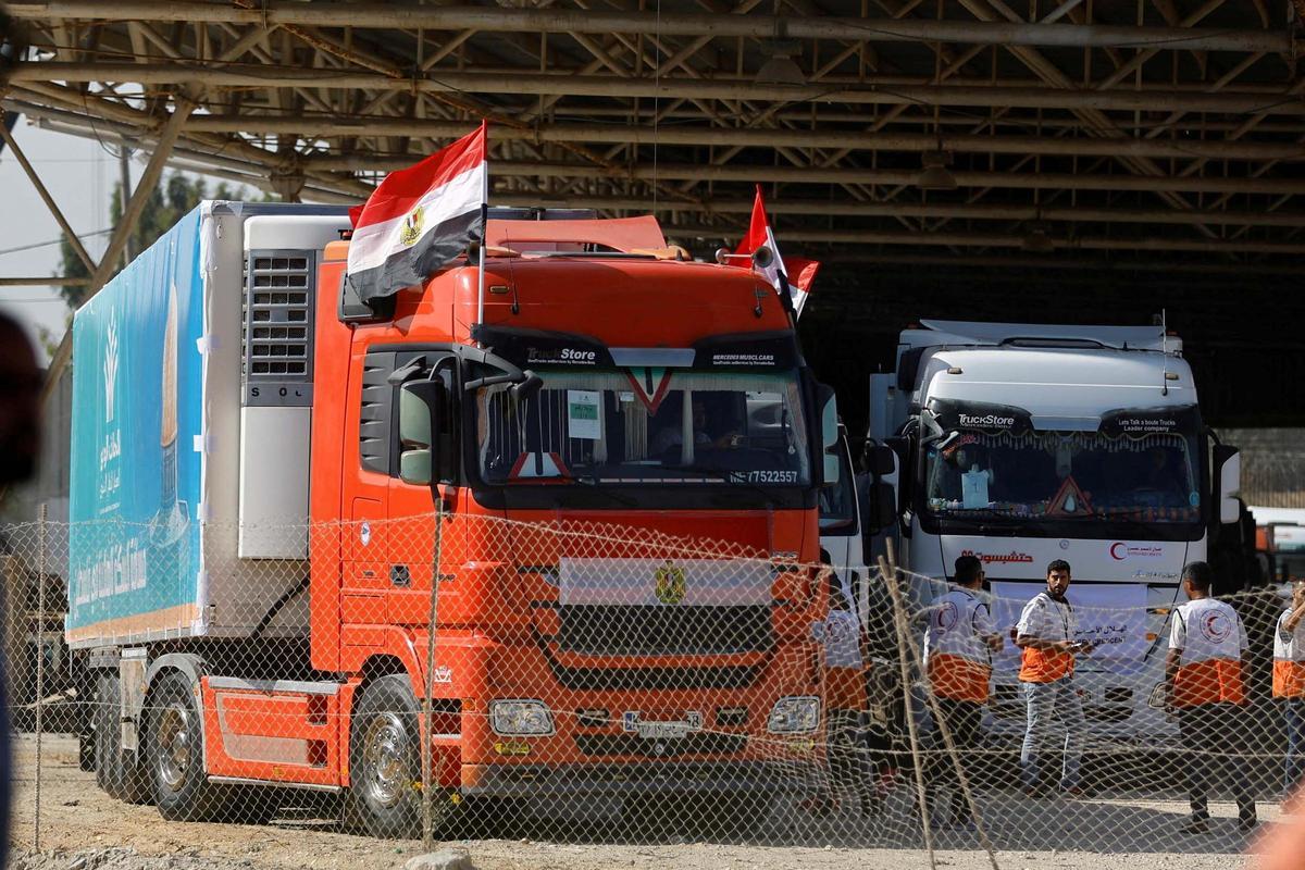 El cruce de Rafah, abierto: entran los primeros camiones de ayuda humanitaria a Gaza