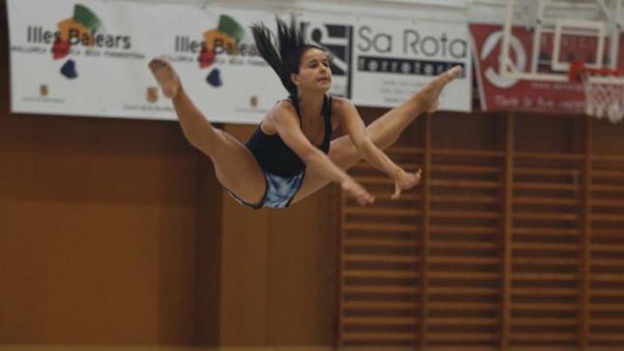 La exgimnasta profesional exhibió en Santa Eulària su depurada técnica.