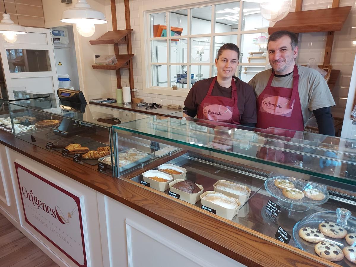 Andrea y Luis posan en su obrador de Vegadeo.