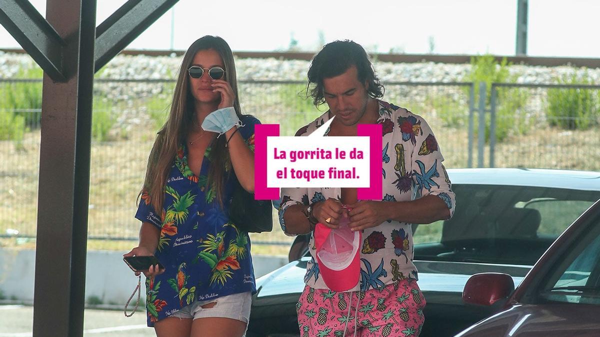 Mario Casas y Desiré Cordero en el parking de un súper