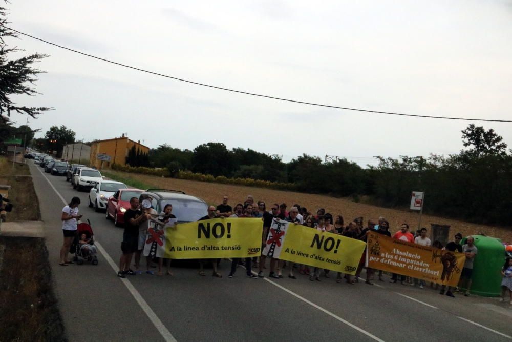 Tallen la C-66 a Bordils en protesta per la línia d''alta tensió que Red Eléctrica vol construir