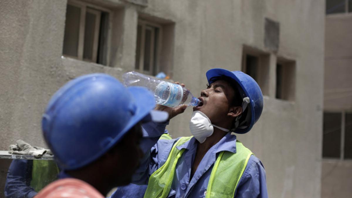 Trabajadores del Nepal en Doha, Qatar, durante un recorrido periodístico organizado por el Gobierno.