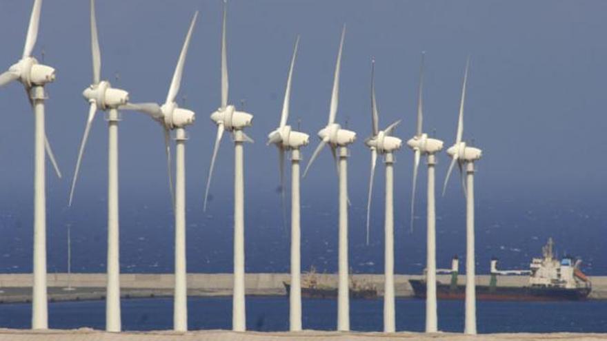 Aerogeneradores en el Polígono de Arinaga, con el muelle al fondo. | andrés cruz