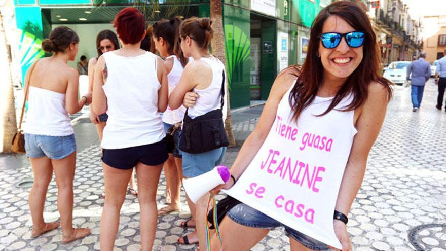 Un grupo de chicas de Girona celebrando una despedida de soltera el viernes pasado en el centro de Málaga.