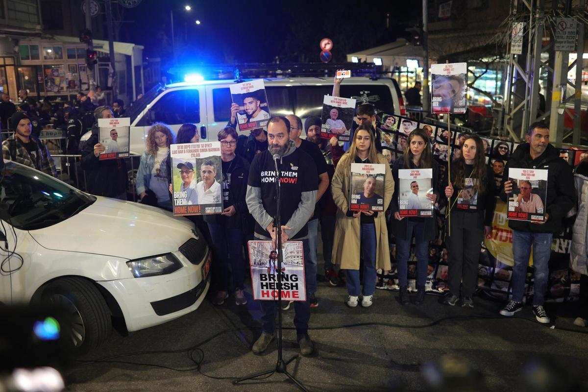 Familiares de los rehenes de Hamás protestan frente al domicilio de Netanyahu