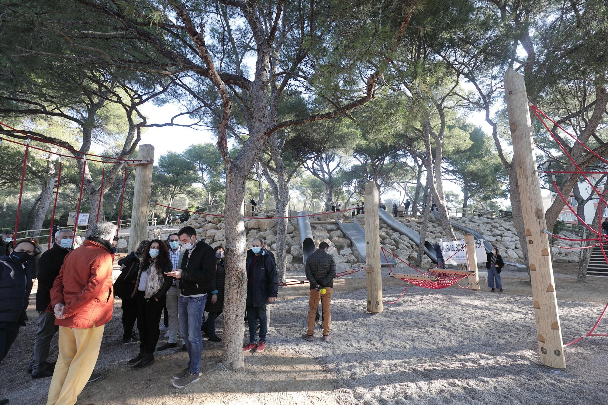 Cort inaugura el parque de aventuras del bosque de Bellver entre protestas vecinales