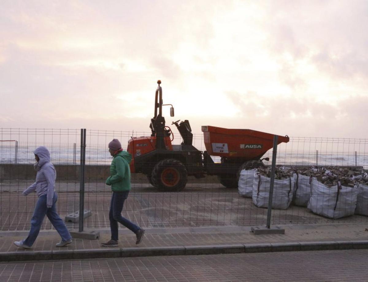 Spaziergänger am Bauzaun der Playa de Palma.