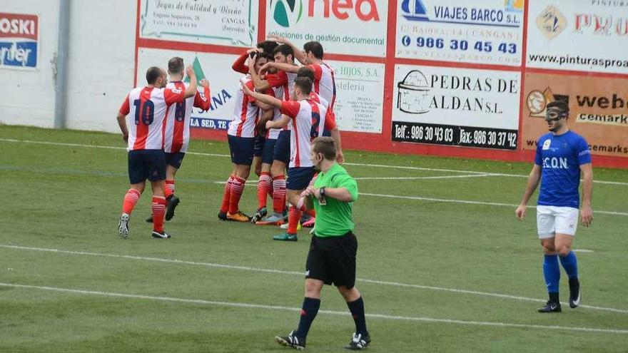 Los jugadores del Alondras celebran uno de los goles. // Gonzalo Núñez