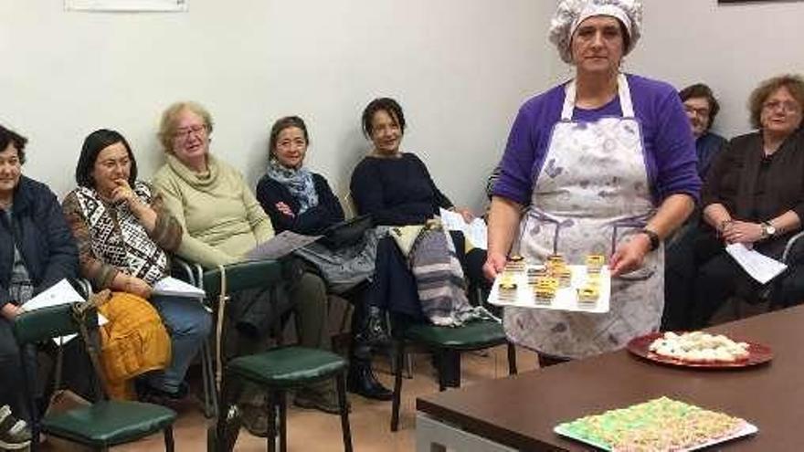 Esther Freile, con algunos de los aperitivos navideños en Arriondas.