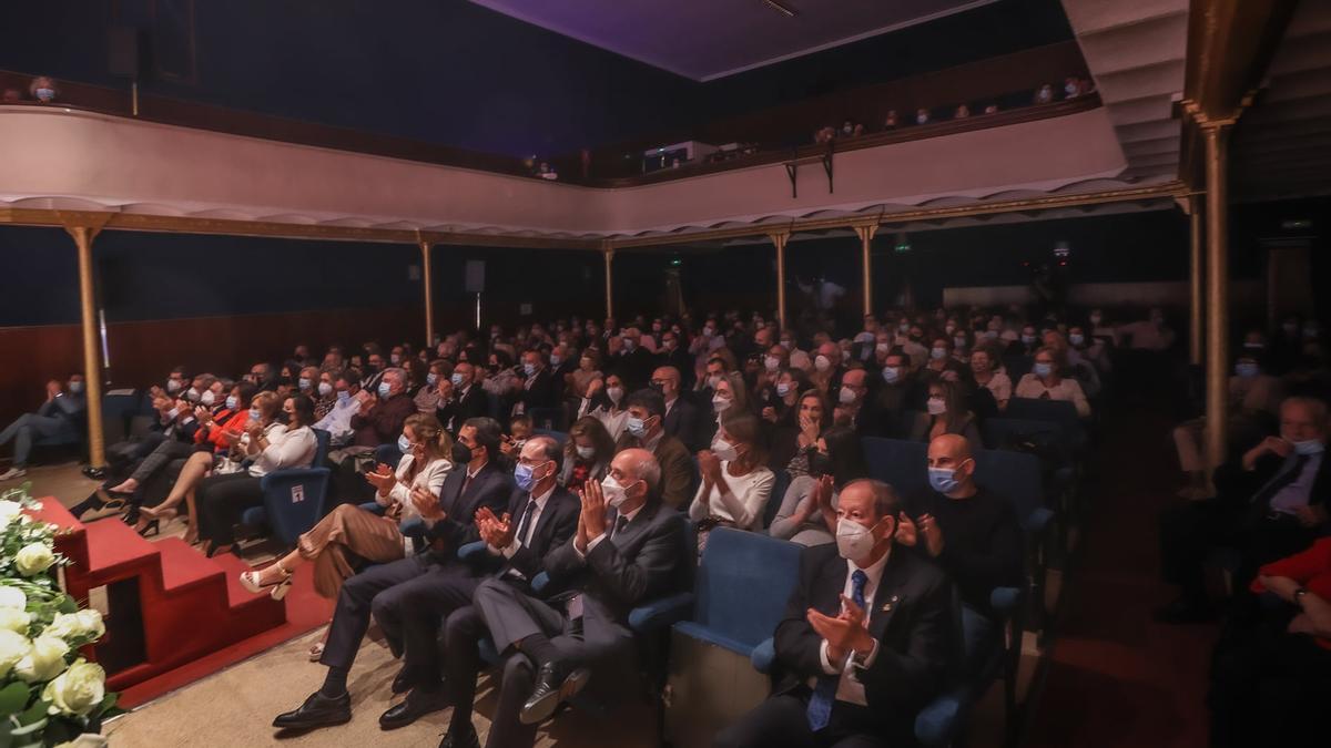 Ovación para los ganadores en el Teatro Cervantes de Sax.