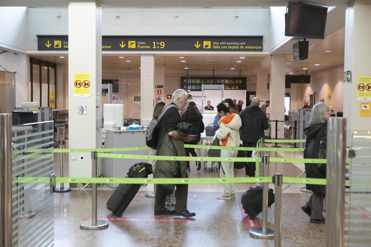 Pasajeros en el aeropuerto de Asturias