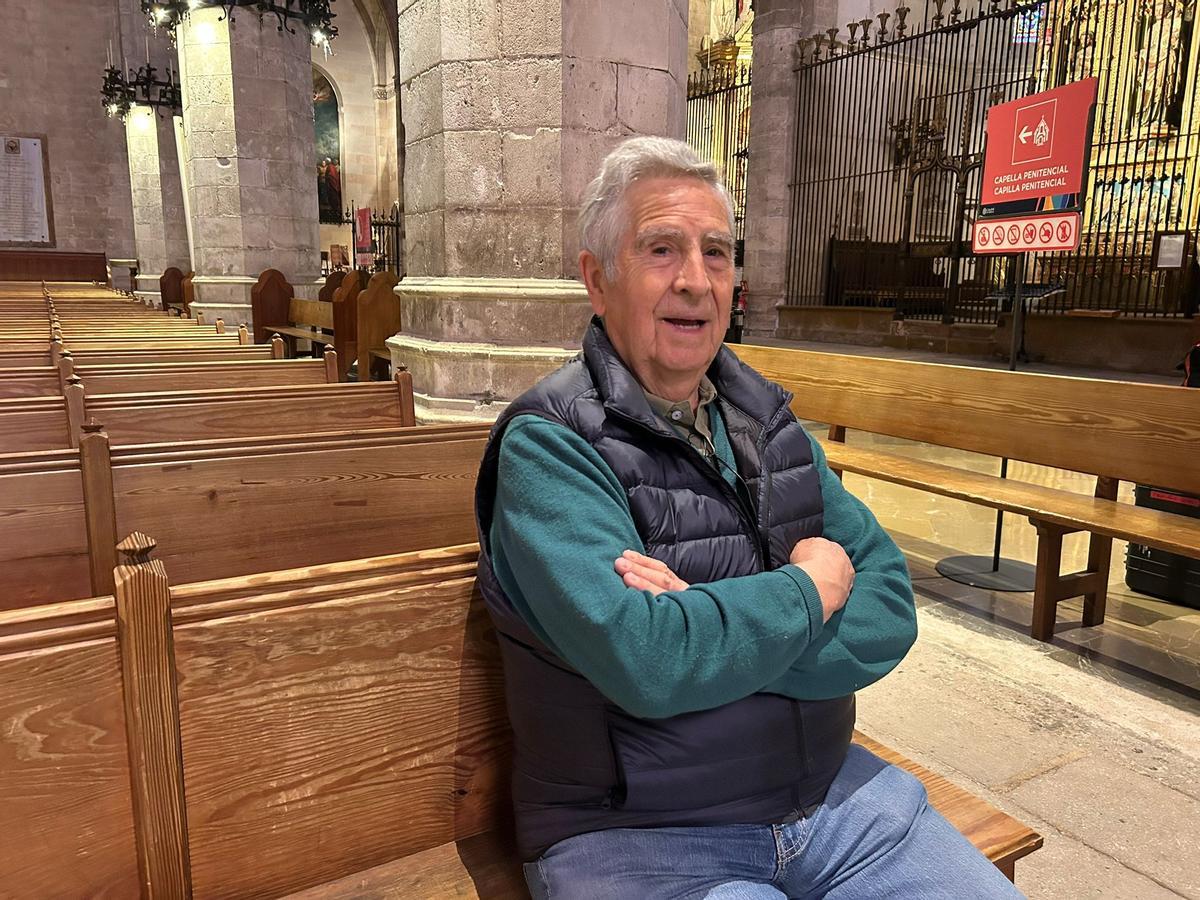 Manuel Asensio posa esta mañana en la Catedral.