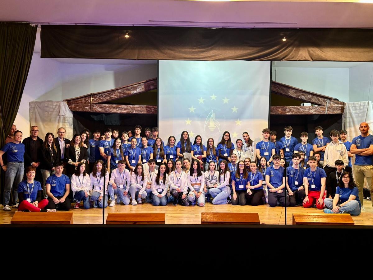Foto de grupo de alumnos y profesores del IES Los Sauces, y representantes institucionales en el acto conmemorativo del Día de Europa.