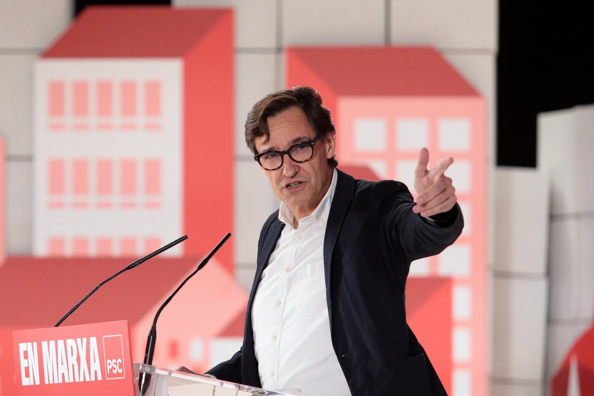 El líder del PSC, Salvador Illa; el secretario general del PSOE y presidente del Gobierno, Pedro Sánchez; y el candidato socialista a la alcaldía de Barcelona Jaume Collboni; intervienen en la clausura de la Convención Municipal del PSC en La Farga, a 2 de abril de 2023, en LHospitalet de Llobregat, Barcelona