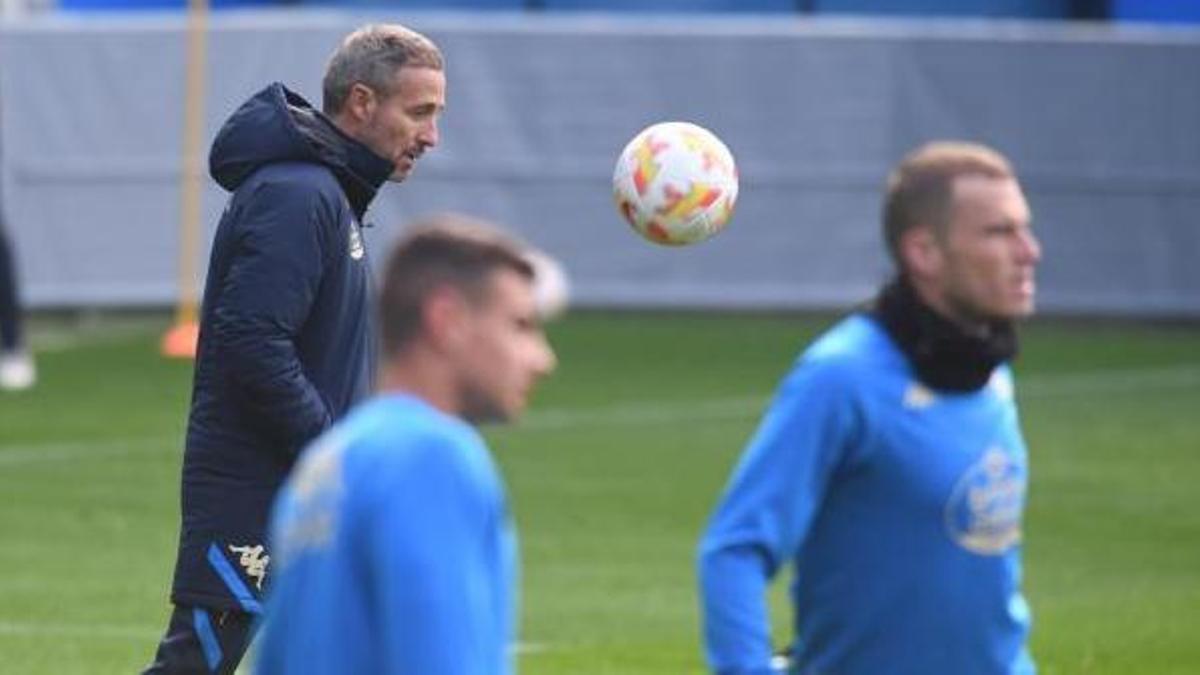 Óscar Cano, durante un entrenamiento en el estadio de Riazor. // CARLOS PARDELLAS