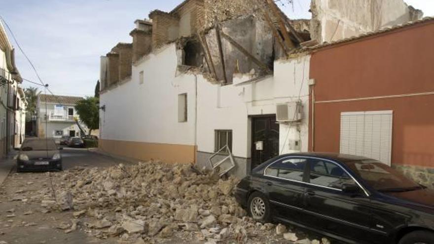 El derrumbe obligó a desalojar una vivienda y destrozó la parte trasera de un coche estacionado en el exterior.