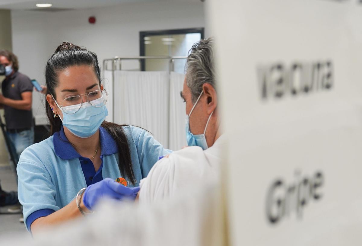 18/10/2021 Una `persona se vacuna con la tercera dosis Covid y la vacuna de la gripe a 18 de octubre del 2021 en Sevilla (Andalucía). La Consejería de Salud y Familias de la Junta de Andalucía ha comenzado este lunes, la administración de la tercera dosis de la vacuna contra el Covid-19 de Pfizer o Moderna a los mayores de 70 años, en los que hayan pasado más de seis meses desde que recibieran la segunda dosis, también se le administrará la vacuna de la gripe. SALUD Eduardo Briones - Europa Press