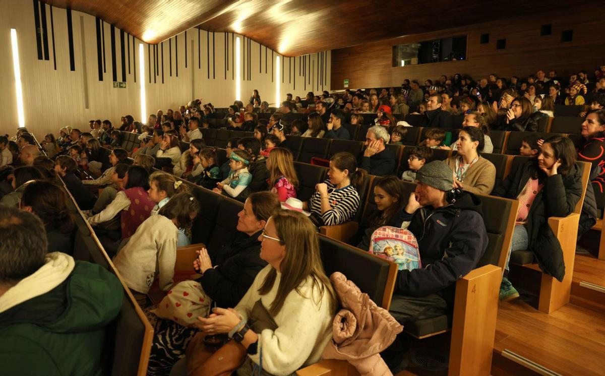 Público en el Auditorio Municipal. Lunes de Entroido. 12 febrero 2024. José Lores