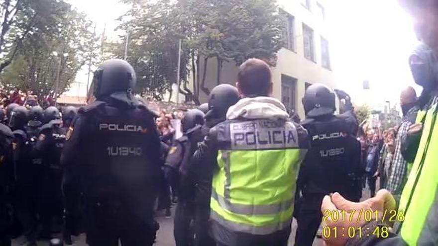 Noves imatges mostren els dubtes de la policia espanyola a l'hora de carregar l'1-O per la resistència pacífica