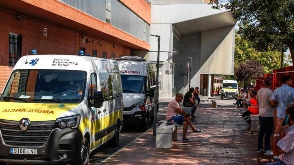 Espera 8 Ambulancias de Ambuvital en la puerta del  San Pedro de Alcántara.