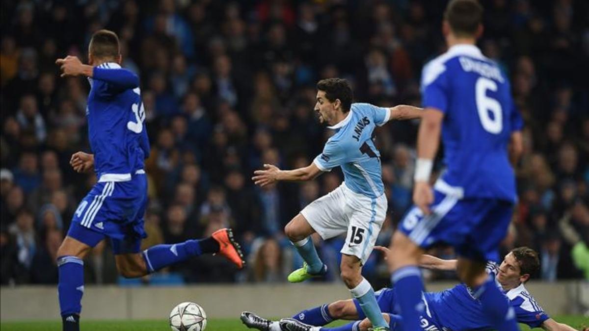 Jesús Navas estrelló un balón en el poste de Shovkovskiy