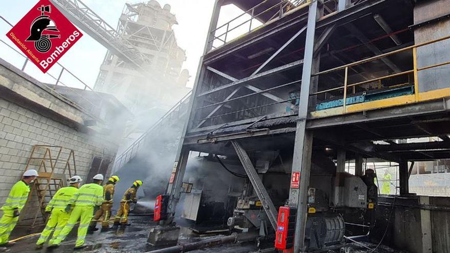 Un momento de los trabajos de extinción del fuego en la cementera.