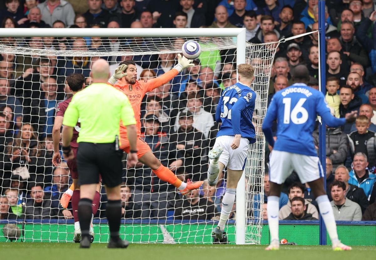 Liverpool (United Kingdom), 19/04/2025.- Jarrad Branthwaite of Everton in action against Stefan Ortega of Manchester City during the English Premier League match between Everton and Manchester City in Liverpool, Great Britain, 19 April 2025. (Gran Bretaña, Reino Unido) EFE/EPA/ADAM VAUGHAN EDITORIAL USE ONLY. No use with unauthorized audio, video, data, fixture lists, club/league logos, 'live' services or NFTs. Online in-match use limited to 120 images, no video emulation. No use in betting, games or single club/league/player publications.