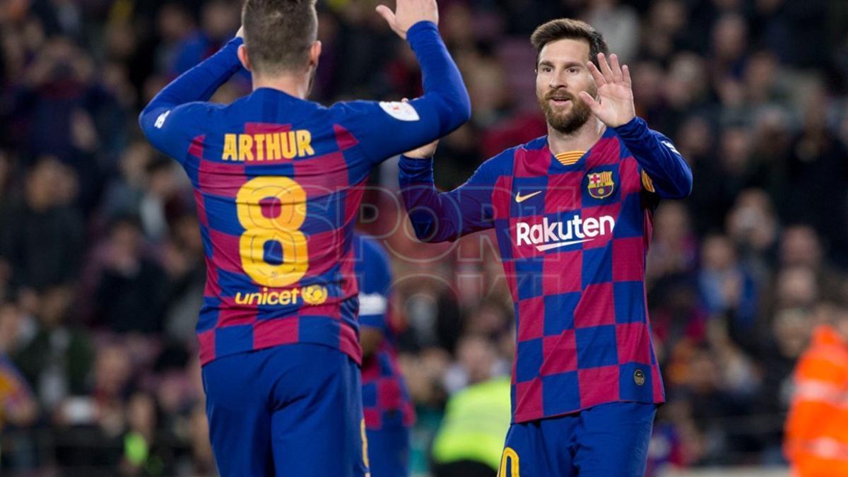 Arthur y Leo Messi celebran tras marcar un gol en el partido de octavos de final de la Copa del Rey entre el FC Barcelona y el Leganés disputado en el Camp Nou.