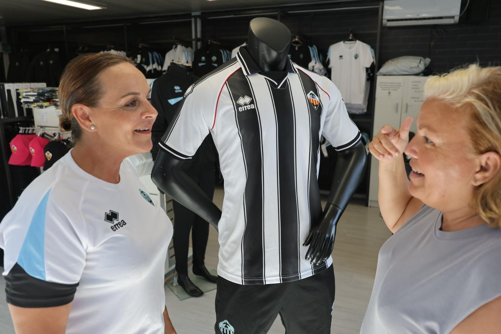 Galería | Las primeras imágenes de la nueva ropa del Castellón en la tienda del SkyFi Castalia