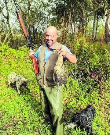 El cambadés Juan Javier Doce Pérez, con una hembra de faisán cazada en los maizales situados a orillas del Umia, a la altura de Sisán (Ribadumia). 