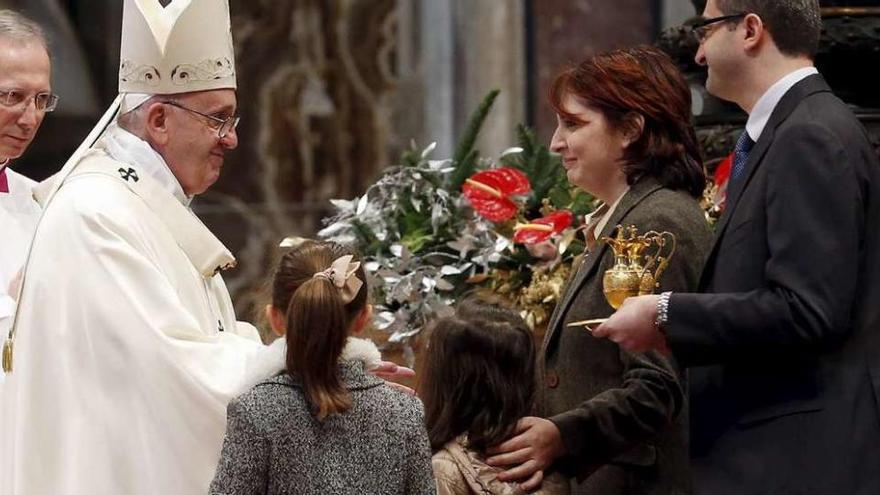 El pap Francisco saluda a una familia, ayer, durante la celebración del Jubileo de la Familia, en el Vaticano.